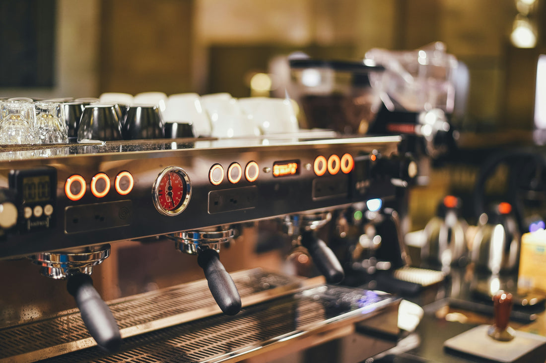 Come Scegliere la Migliore Macchina da Caffè Professionale per il Proprio Bar: Manuali e Semi-Automatiche